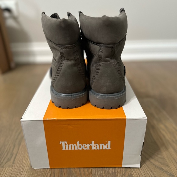 Women's Timberland 6 inch boots - Picture 2 of 4